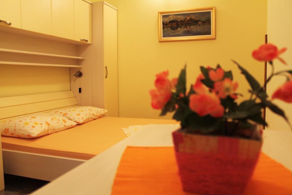 Apartments And Rooms Villa Mir Zaton  Exteriör bild